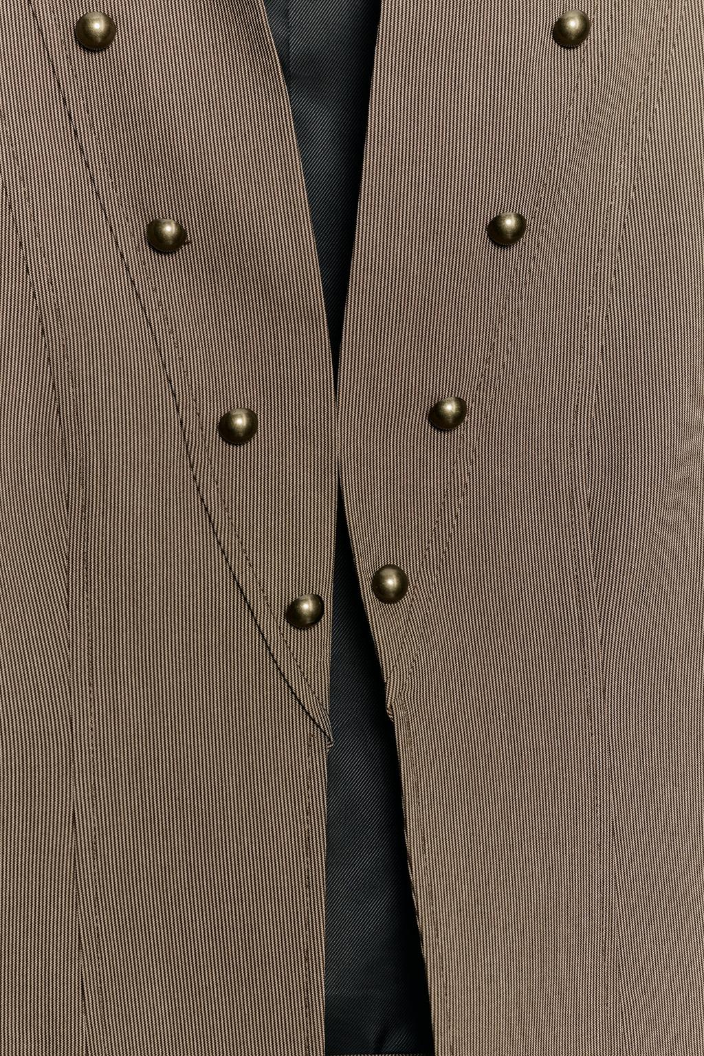 УКОРОЧЕННЫЙ БЛЕЙЗЕР С ПУГОВИЦАМИ