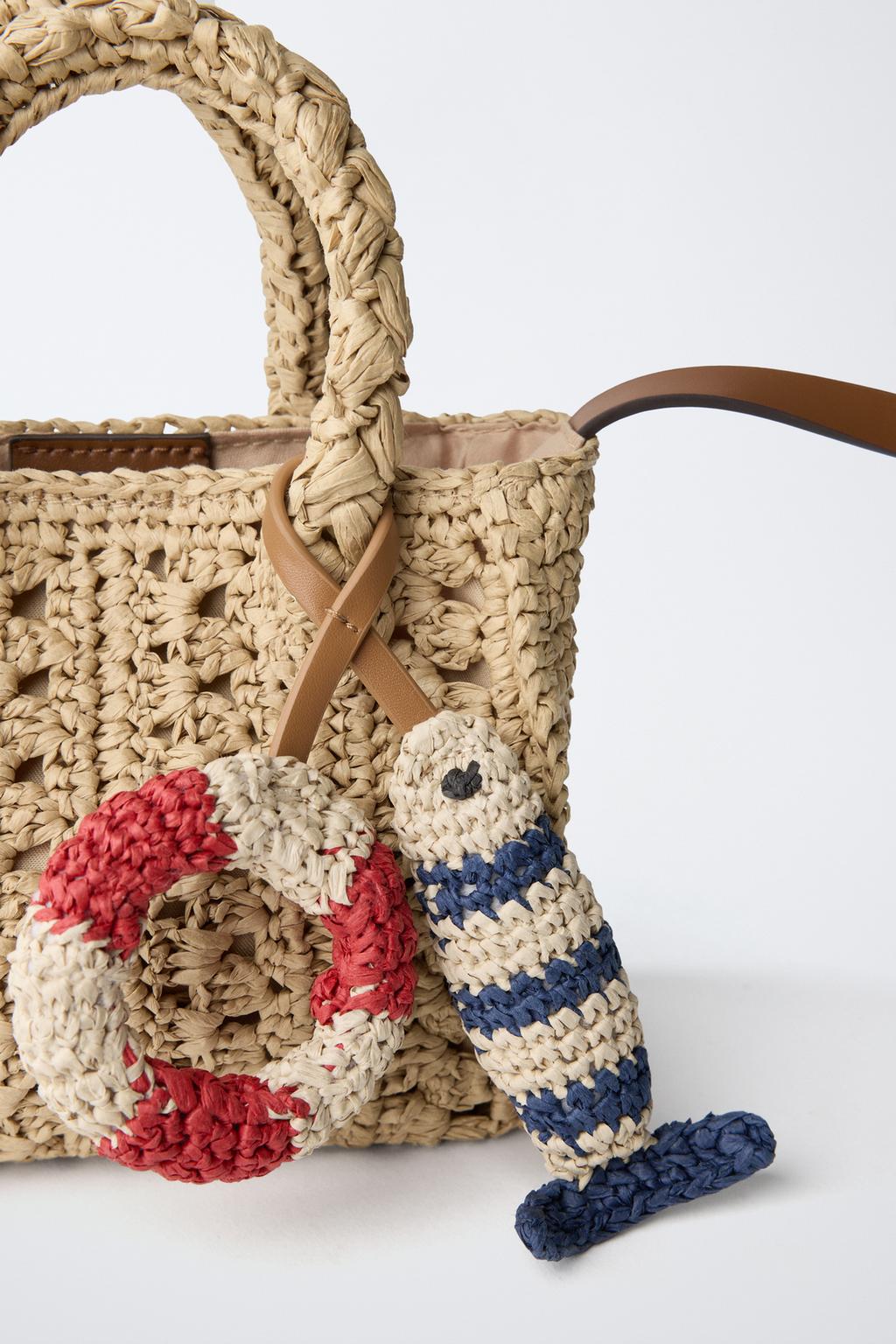 СУМКА ИЗ РАФИИ С МОРСКИМИ ПОДВЕСКАМИ