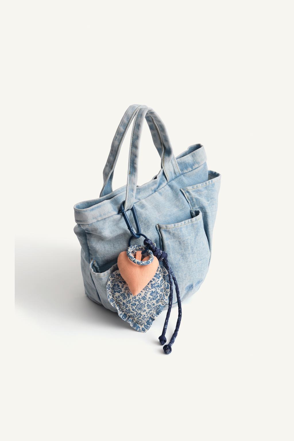 Джинсовая сумка с сердечными подвесками