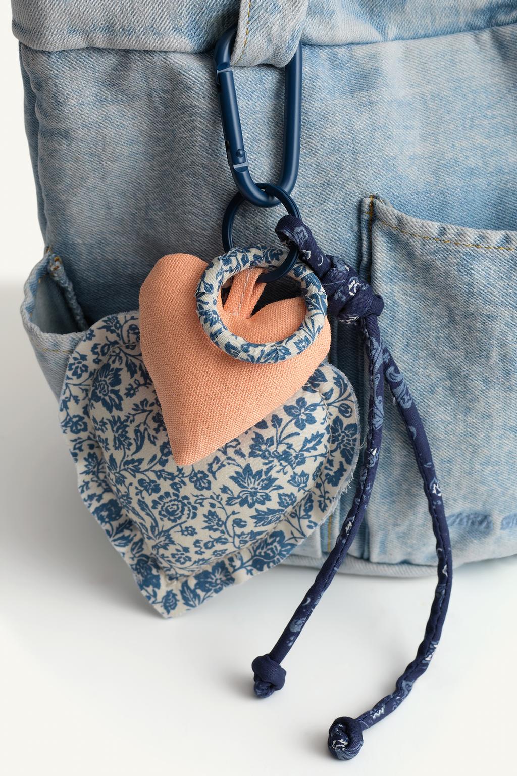 Джинсовая сумка с сердечными подвесками