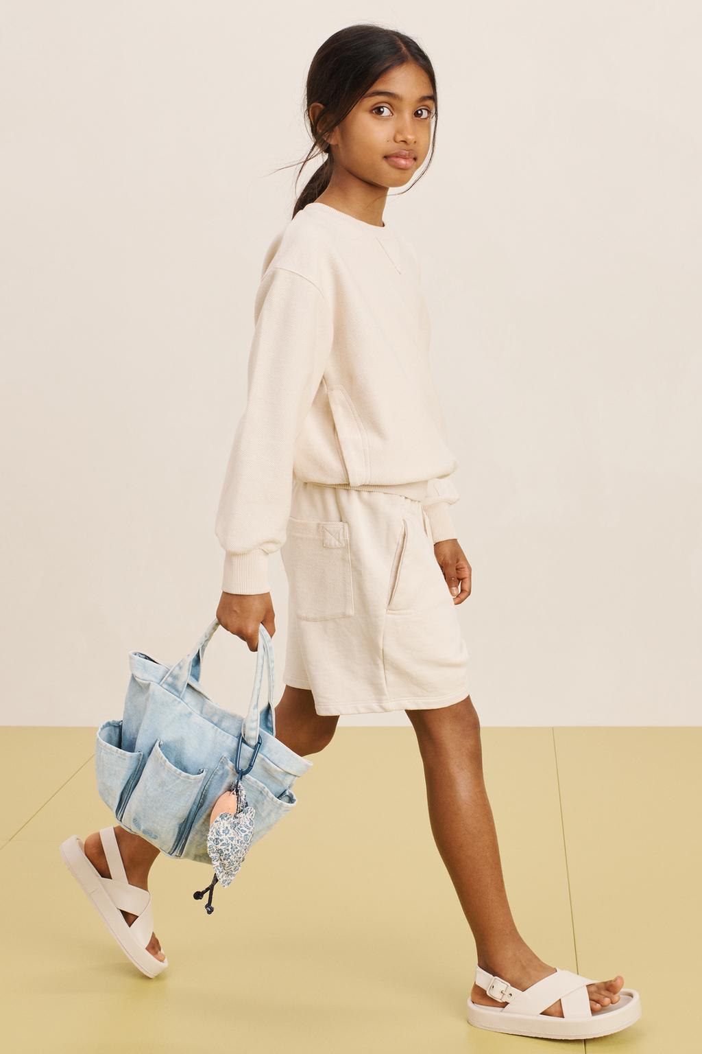 Джинсовая сумка с сердечными подвесками