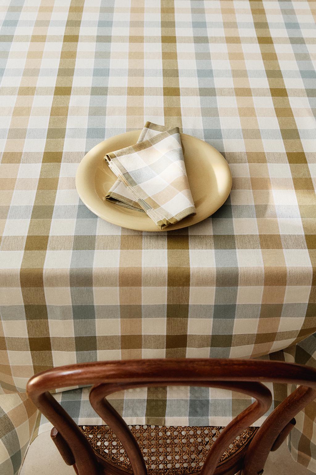 Рогожка с клетчатым узором из окрашенной нити