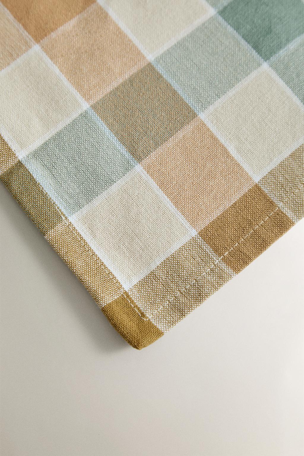 Рогожка с клетчатым узором из окрашенной нити