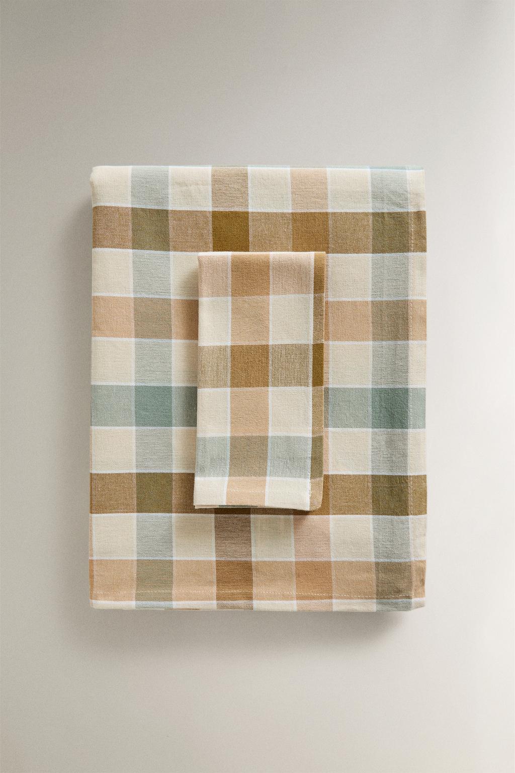 Рогожка с клетчатым узором из окрашенной нити