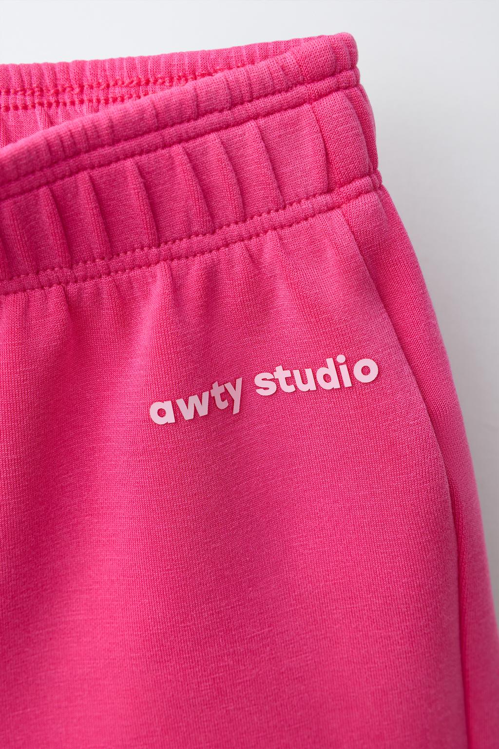 ШОРТЫ С РЕЛЬЕФНОЙ НАДПИСЬЮ