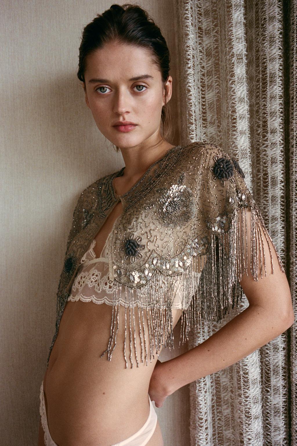 НАКИДКА С ВЫШИВКОЙ, БУСИНАМИ И БАХРОМОЙ