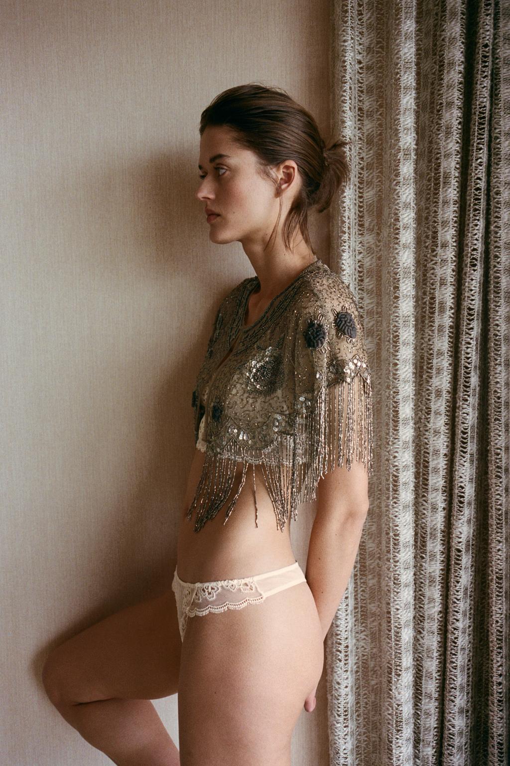 НАКИДКА С ВЫШИВКОЙ, БУСИНАМИ И БАХРОМОЙ