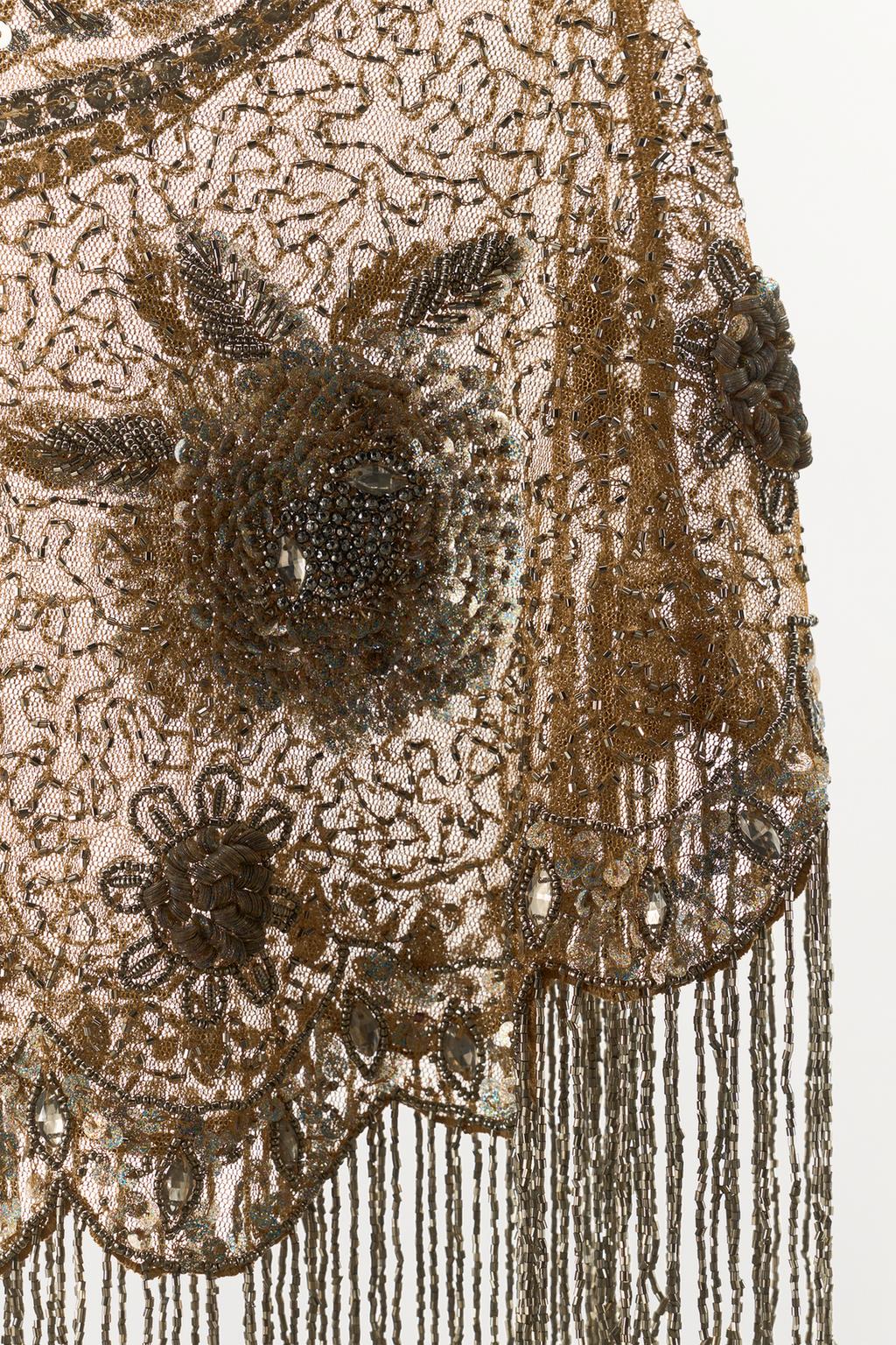 НАКИДКА С ВЫШИВКОЙ, БУСИНАМИ И БАХРОМОЙ