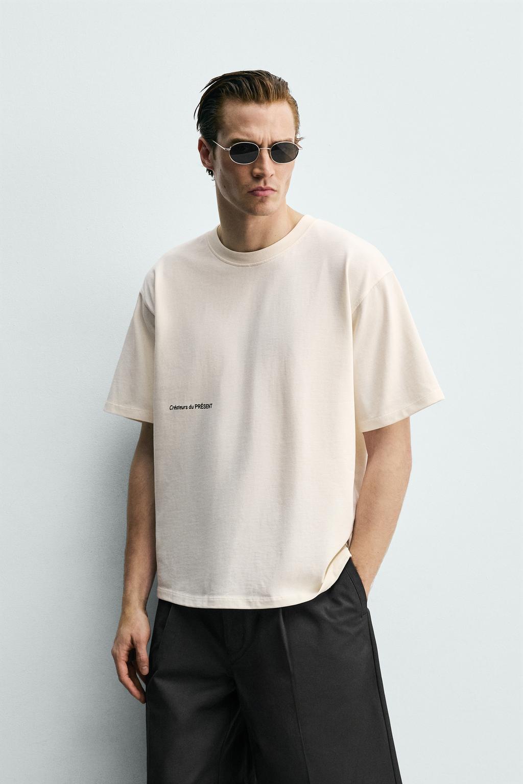 ФУТБОЛКА С КОНТРАСТНЫМ ПРИНТОМ И НАШИВКАМИ