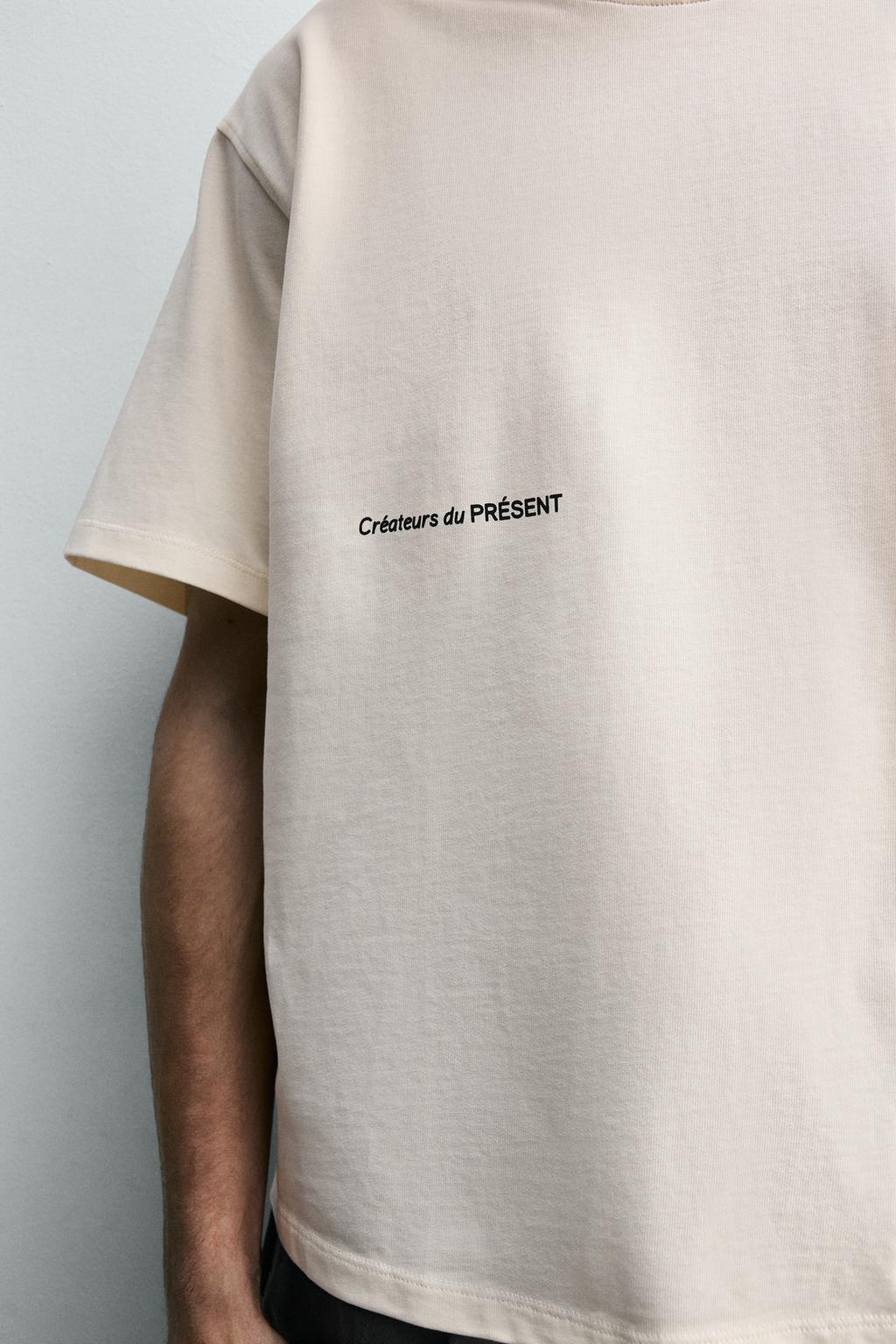 ФУТБОЛКА С КОНТРАСТНЫМ ПРИНТОМ И НАШИВКАМИ