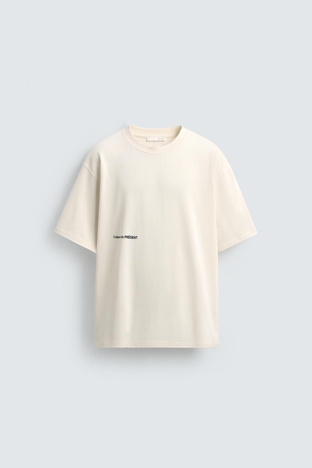 ФУТБОЛКА С КОНТРАСТНЫМ ПРИНТОМ И НАШИВКАМИ