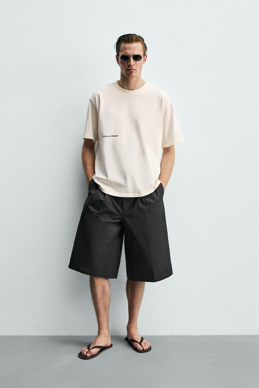 ФУТБОЛКА С КОНТРАСТНЫМ ПРИНТОМ И НАШИВКАМИ