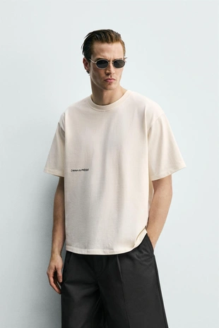 Футболка с контрастным принтом и нашивками- Заказать в России