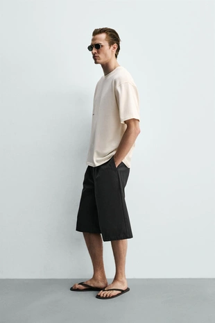 Футболка с контрастным принтом и нашивками- Заказать в России