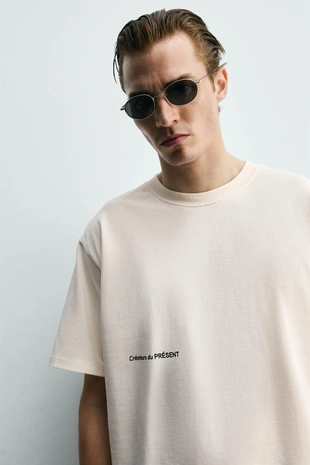 Футболка с контрастным принтом и нашивками- Заказать в России