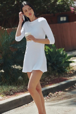 Короткое платье с вырезом «лодочка»