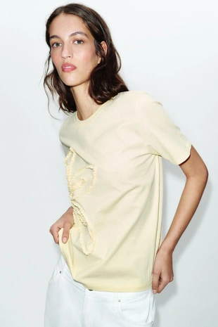 Футболка с цветочным рельефом