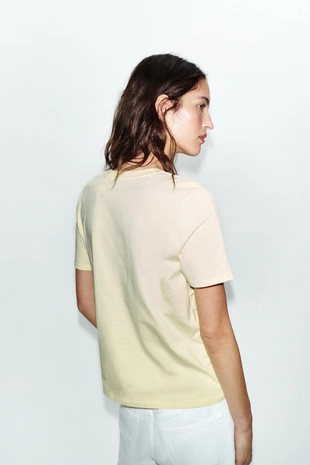 Футболка с цветочным рельефом