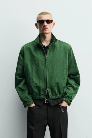 Укороченная куртка из высокотехнологичной ткани- Заказать в России