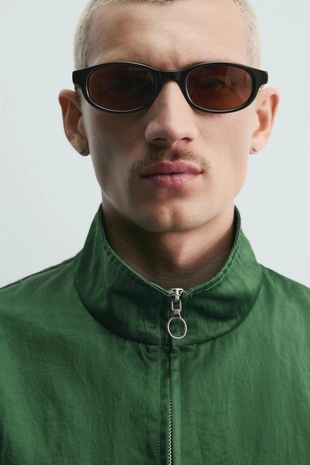 Укороченная куртка из высокотехнологичной ткани- Заказать в России