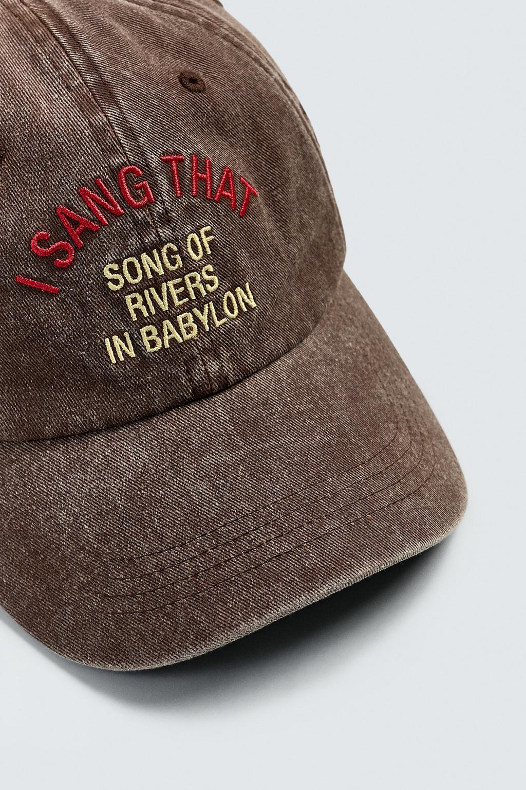 КЕПКА С ЭФФЕКТОМ ПОТЕРТОСТИ И КОНТРАСТНОЙ ВЫШИВКОЙ