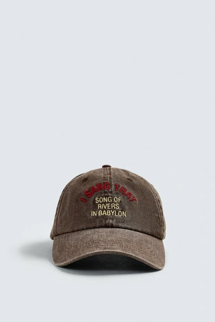 Кепка с эффектом потертости и контрастной вышивкой- Заказать в России