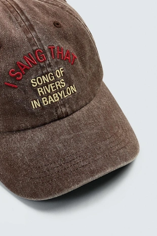 Кепка с эффектом потертости и контрастной вышивкой- Заказать в России