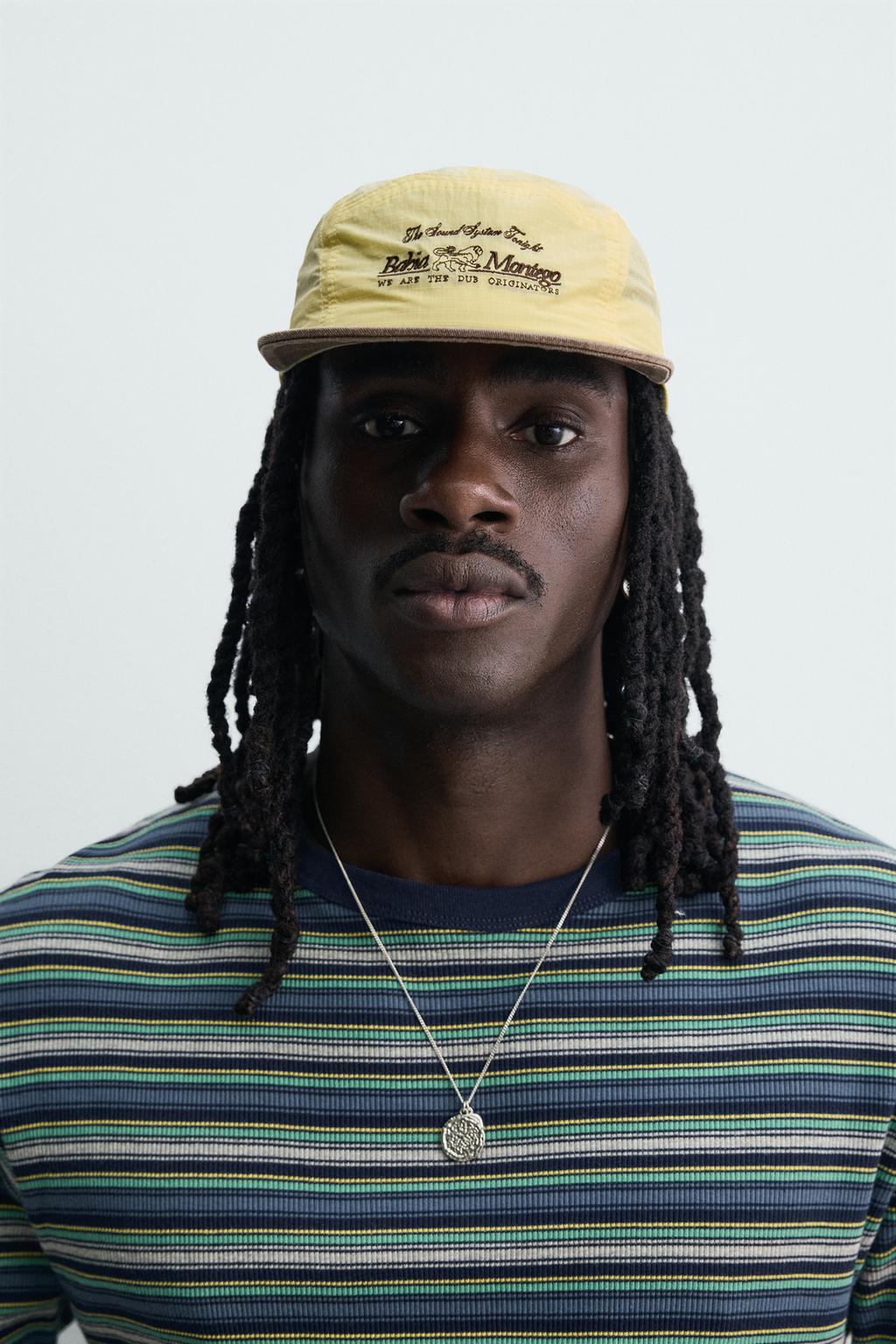 КЕПКА С КОНТРАСТНОЙ ВЫШИВКОЙ НА ПЛОСКОМ КОЗЫРЬКЕ