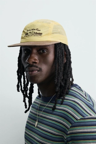 Кепка с контрастной вышивкой на плоском козырьке- Заказать в России