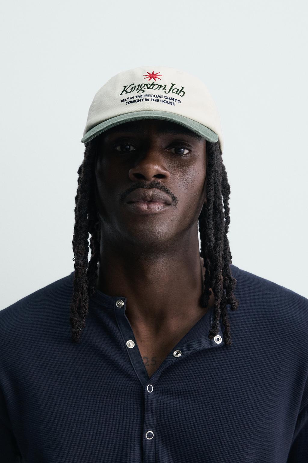 КЕПКА С ЭФФЕКТОМ ПОТЕРТОСТИ И КОНТРАСТНОЙ ВЫШИВКОЙ