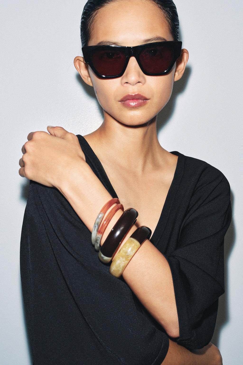 НАБОР ИЗ ЧЕТЫРЕХ КОМБИНИРОВАННЫХ БРАСЛЕТОВ ИЗ СМОЛЫ