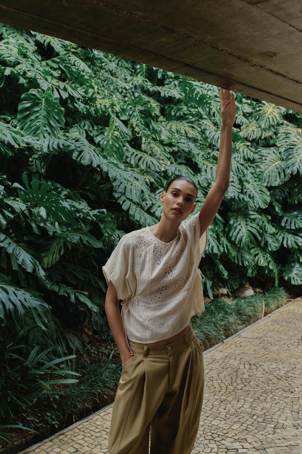 ТОП С ВЫШИВКОЙ И БОКОВЫМИ ШНУРОВКАМИ