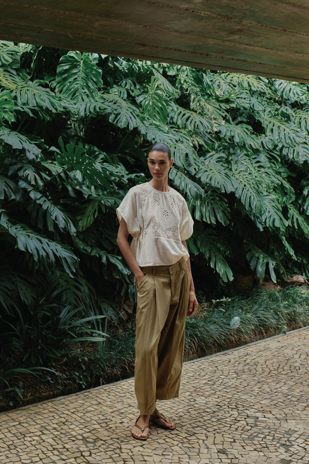 ТОП С ВЫШИВКОЙ И БОКОВЫМИ ШНУРОВКАМИ