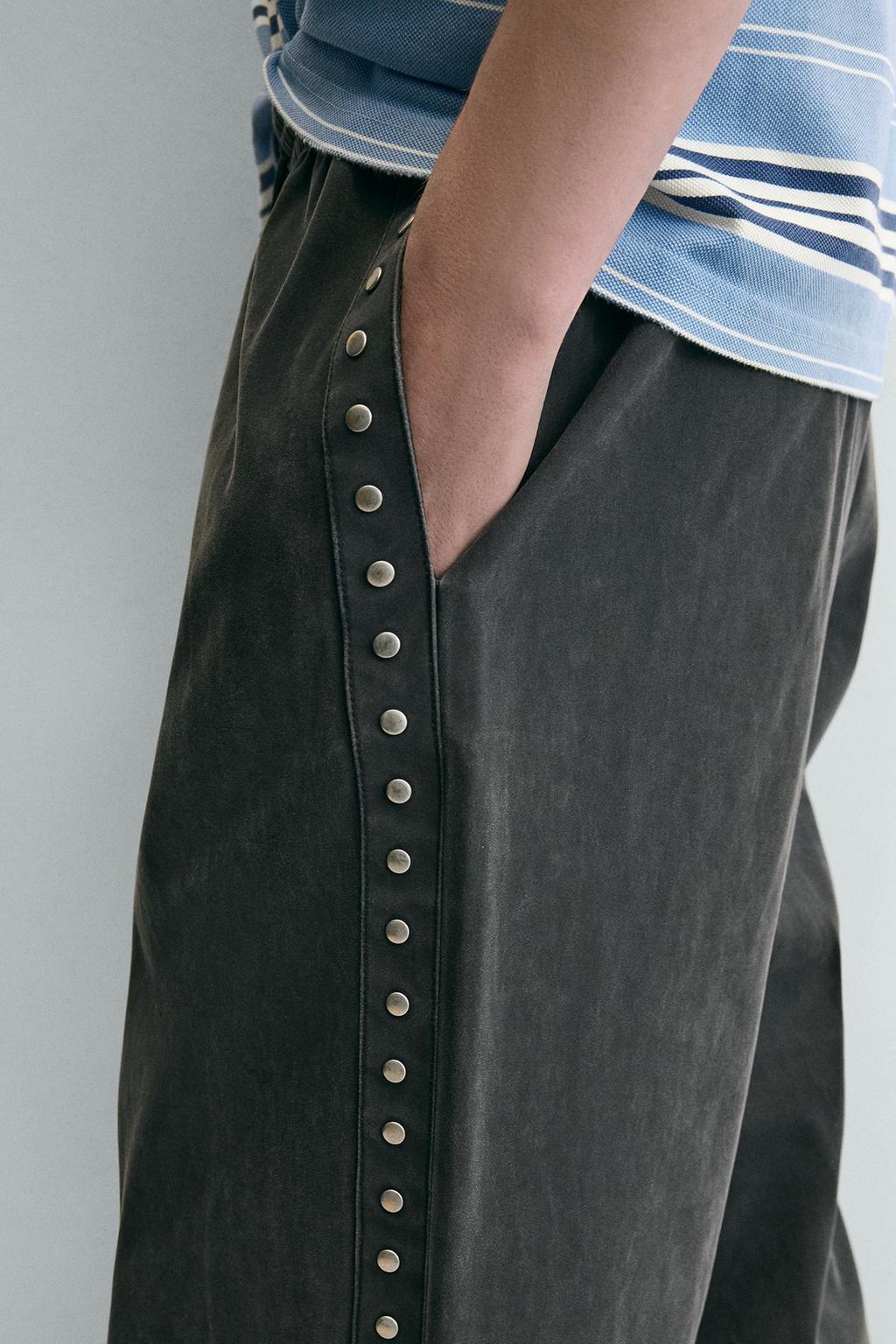 БРЮКИ RELAXED FIT ИЗ ИСКУССТВЕННОЙ КОЖИ С ЗАКЛЕПКАМИ