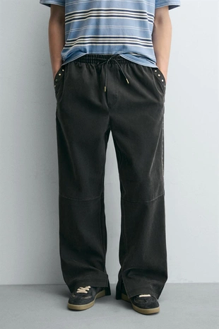 Брюки Relaxed Fit из искусственной кожи с заклепками- Заказать в России