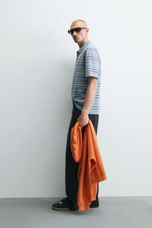 Брюки Relaxed Fit из искусственной кожи с заклепками- Заказать в России