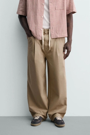 Брюки чинос Wide Fit со складками- Заказать в России