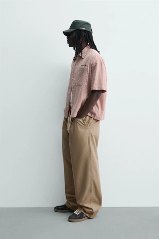 Брюки чинос Wide Fit со складками- Заказать в России