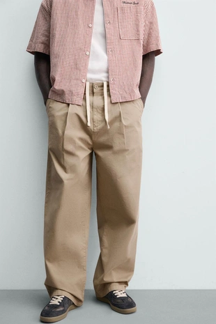 Брюки чинос Wide Fit со складками- Заказать в России