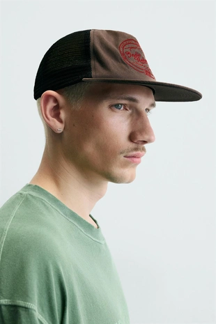 Кепка с вышитым козырьком- Заказать в России