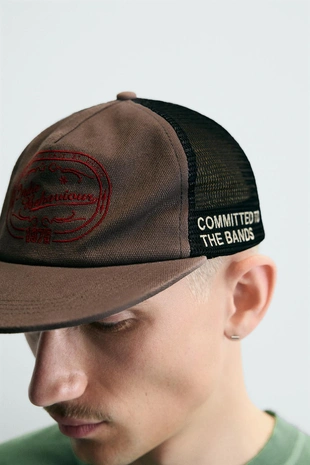 Кепка с вышитым козырьком- Заказать в России