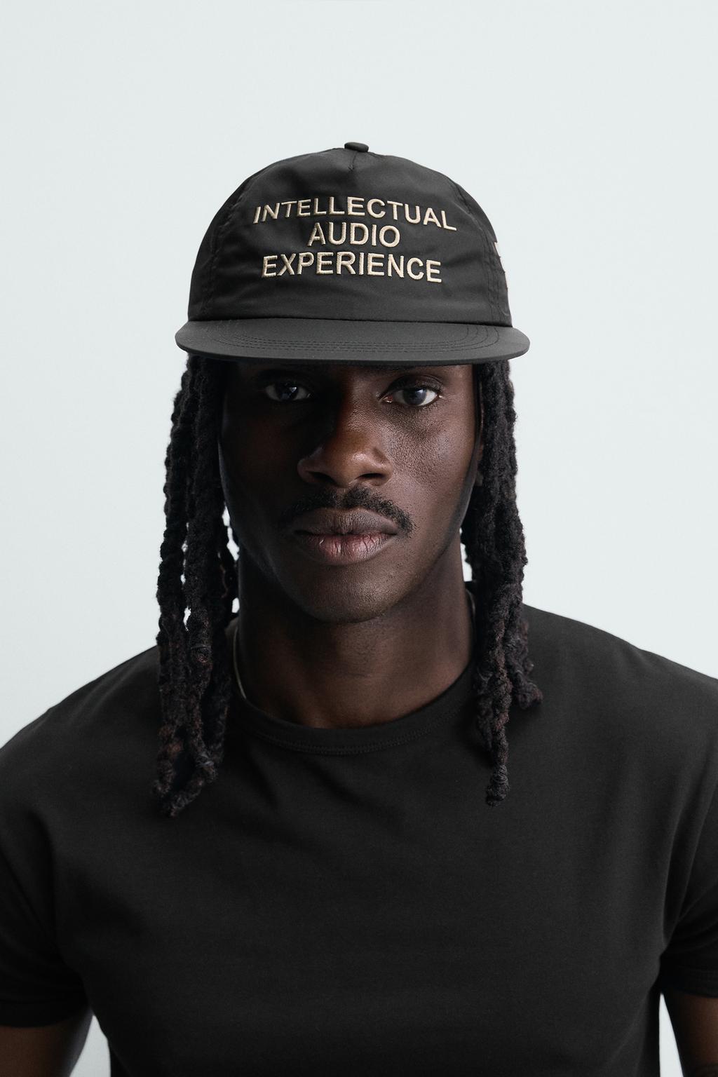 КЕПКА С ВЫШИТЫМ ПРЯМЫМ КОЗЫРЬКОМ