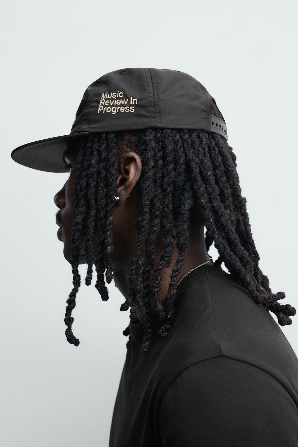 КЕПКА С ВЫШИТЫМ ПРЯМЫМ КОЗЫРЬКОМ