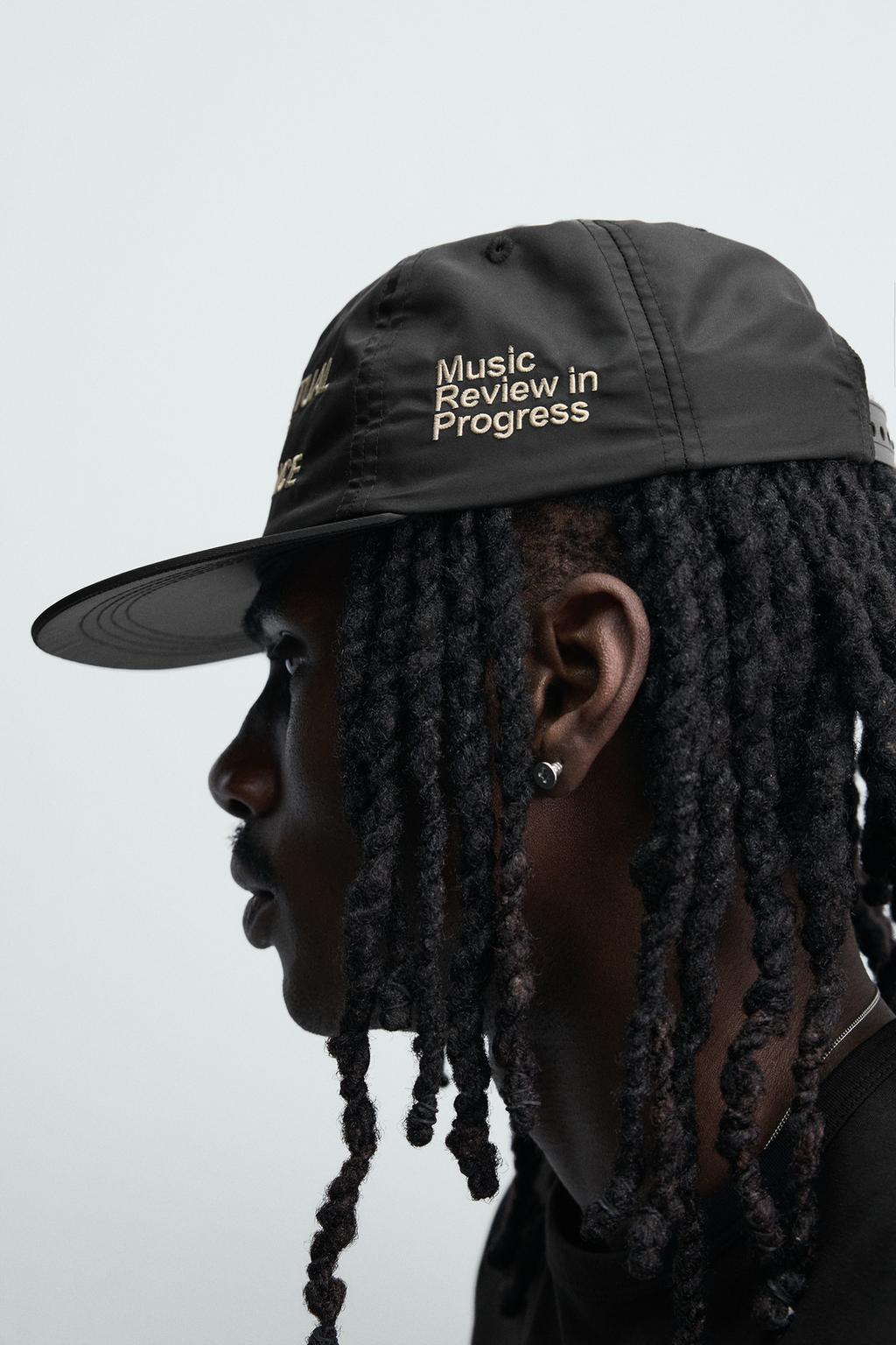 КЕПКА С ВЫШИТЫМ ПРЯМЫМ КОЗЫРЬКОМ