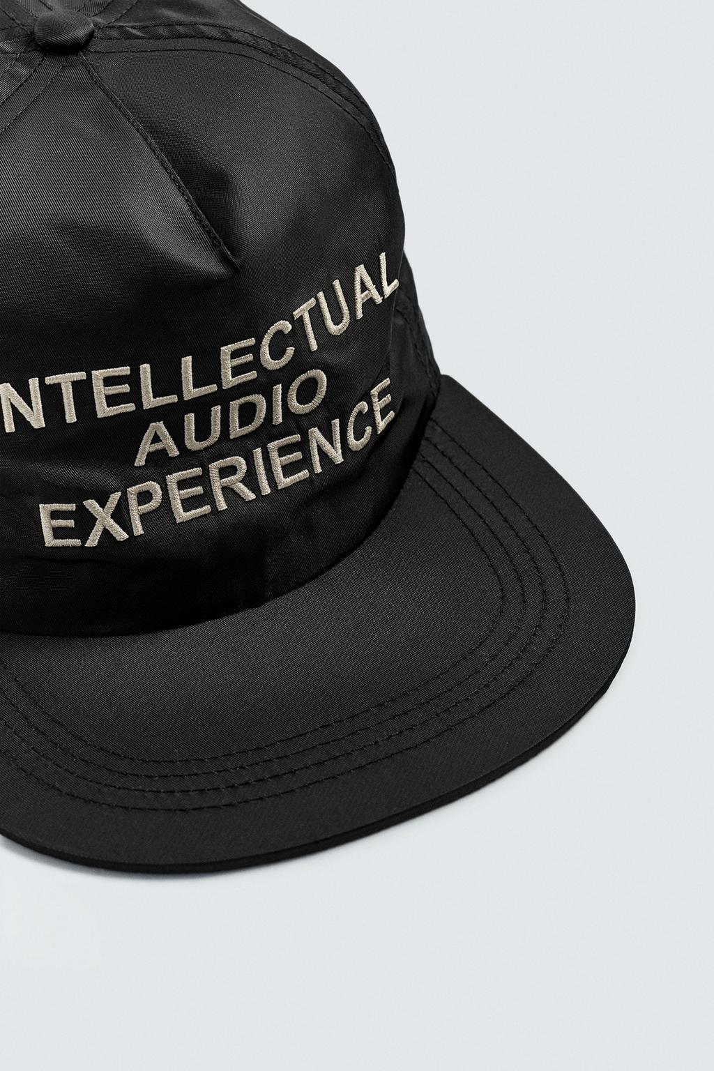 КЕПКА С ВЫШИТЫМ ПРЯМЫМ КОЗЫРЬКОМ