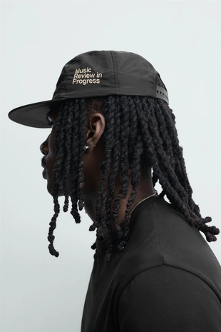 Кепка с вышитым прямым козырьком- Заказать в России