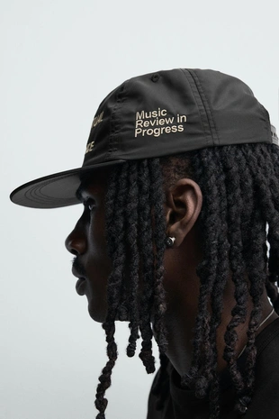 Кепка с вышитым прямым козырьком- Заказать в России