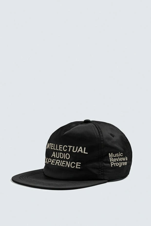 Кепка с вышитым прямым козырьком- Заказать в России