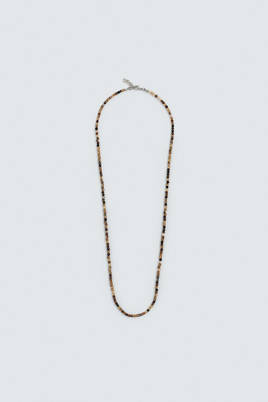 Ожерелье из каменных бусин