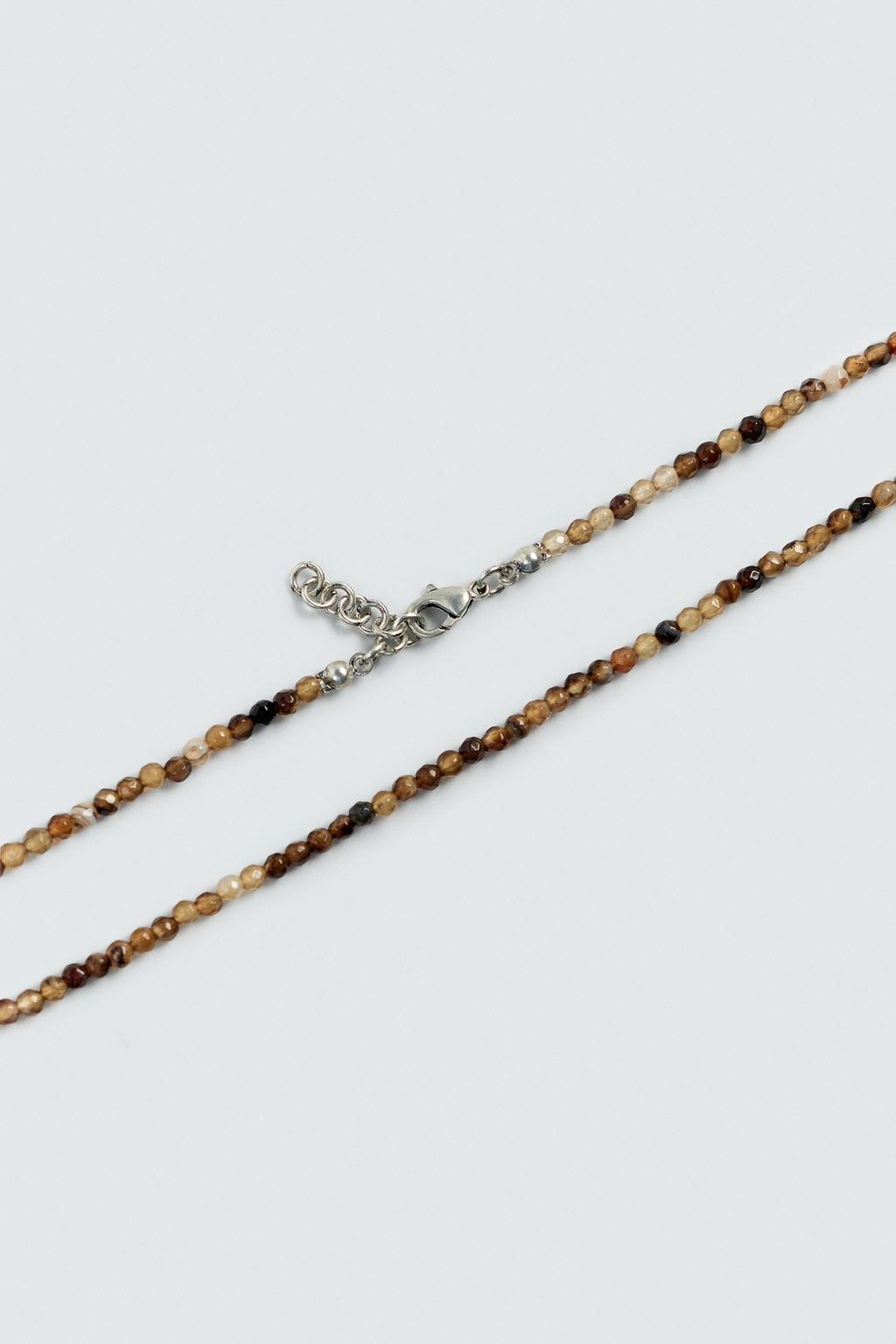Ожерелье из каменных бусин